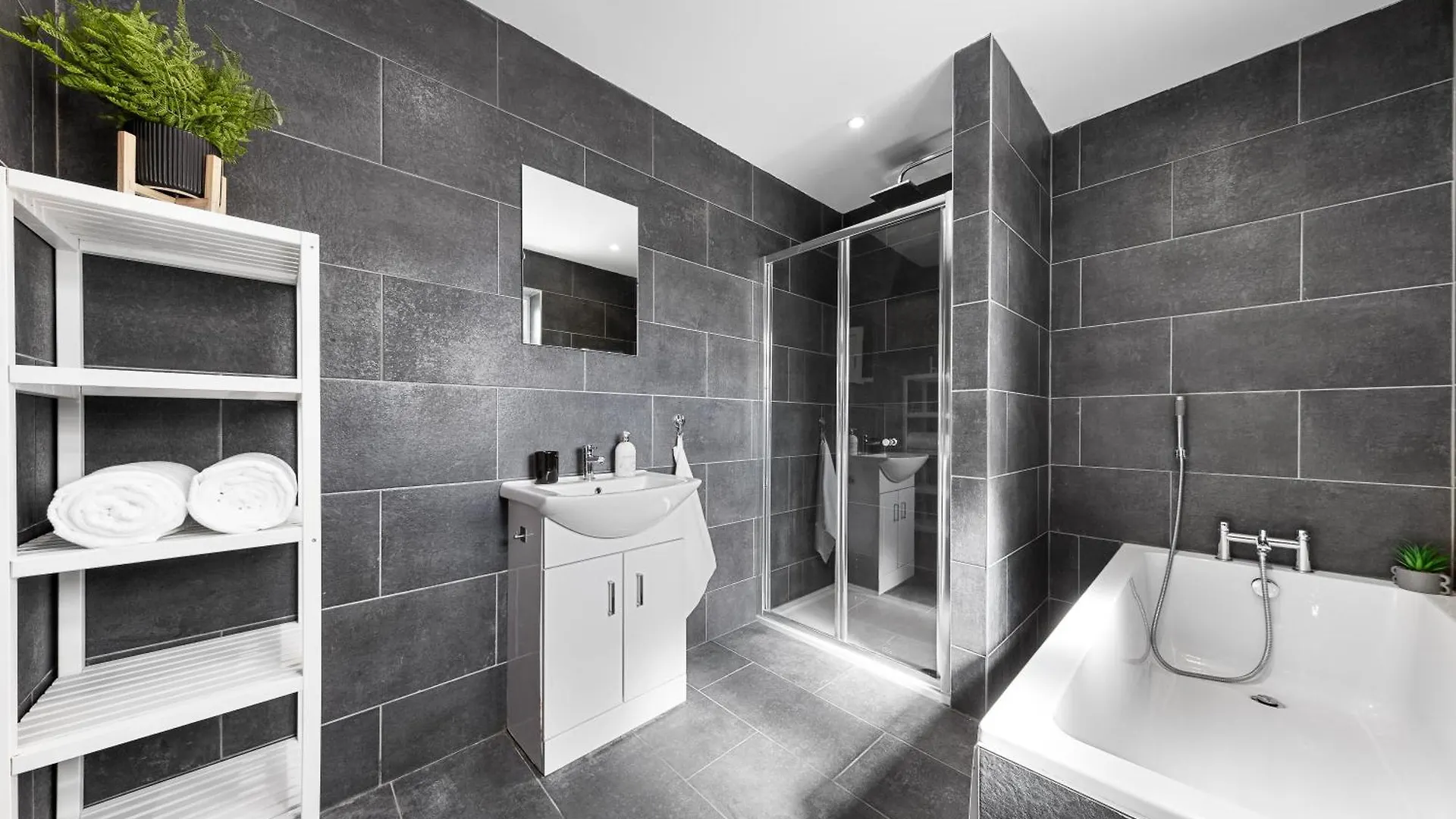 20 Percent Off-Sleeps 11-Central-Games-Free Parking Southampton 0*,  United Kingdom